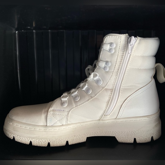 White boots - Picture 2 of 2